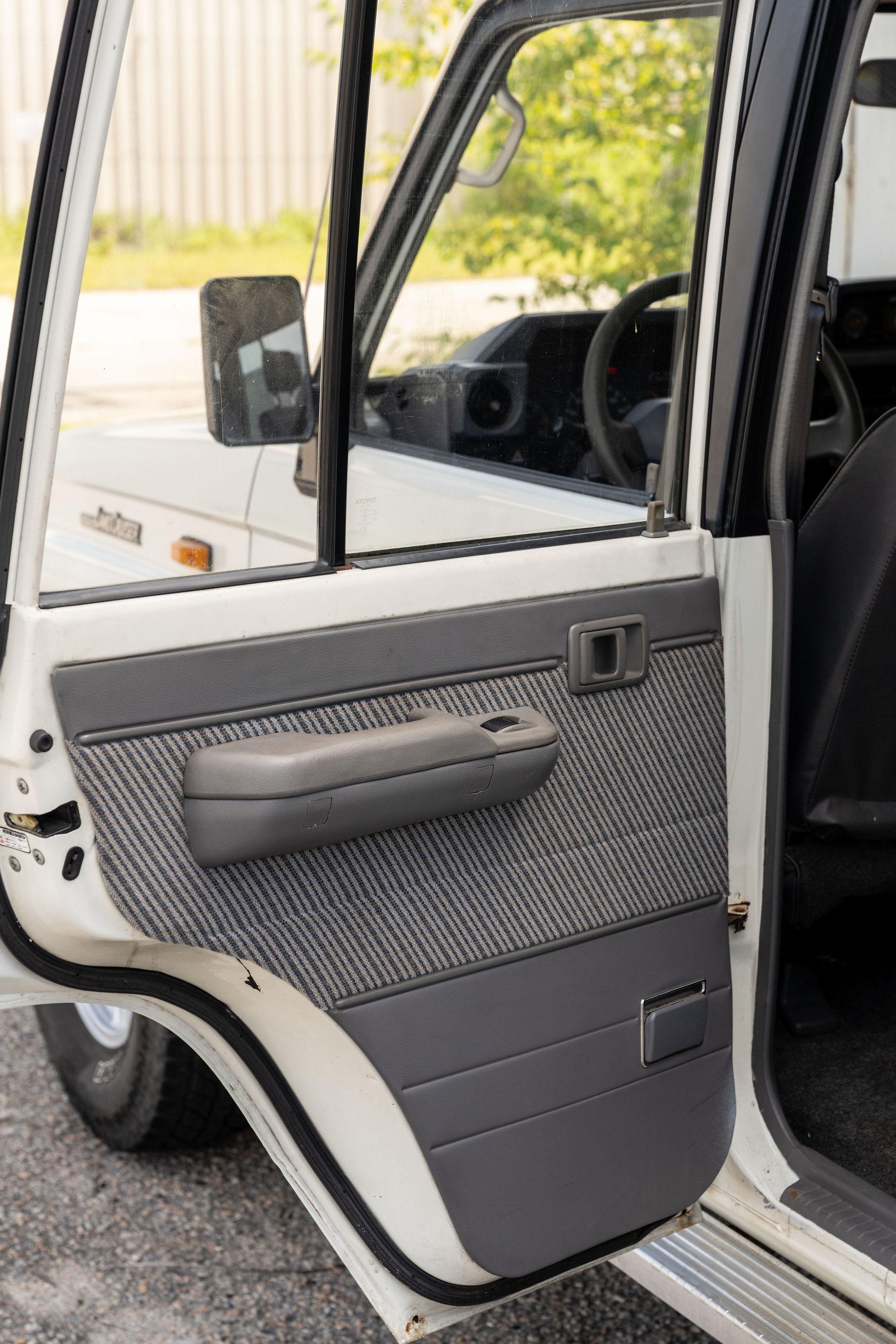 1991 Toyota Land Cruiser LJ77 LX