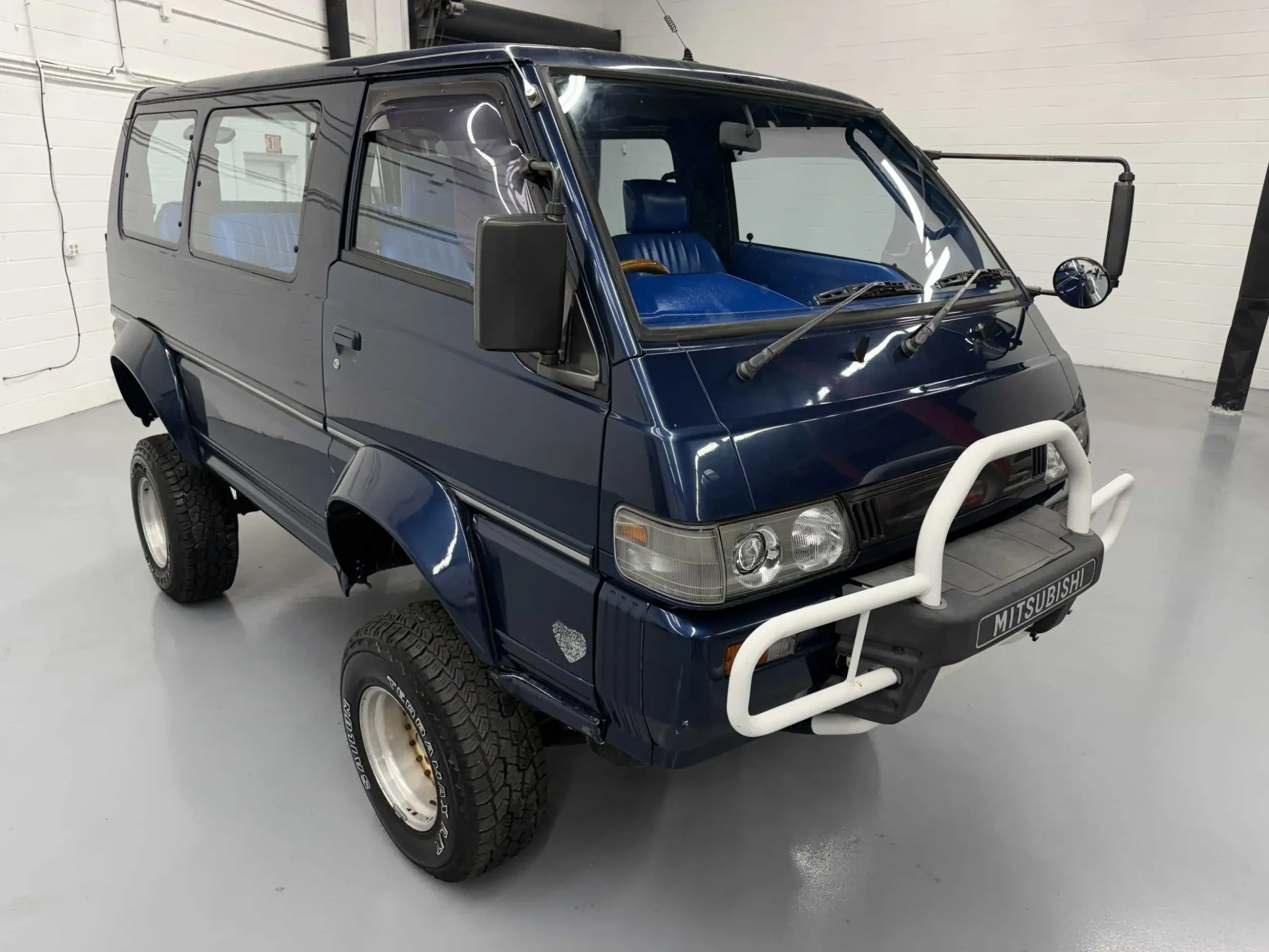 Lifted 1993 Mitsubishi Delica L300 - 4