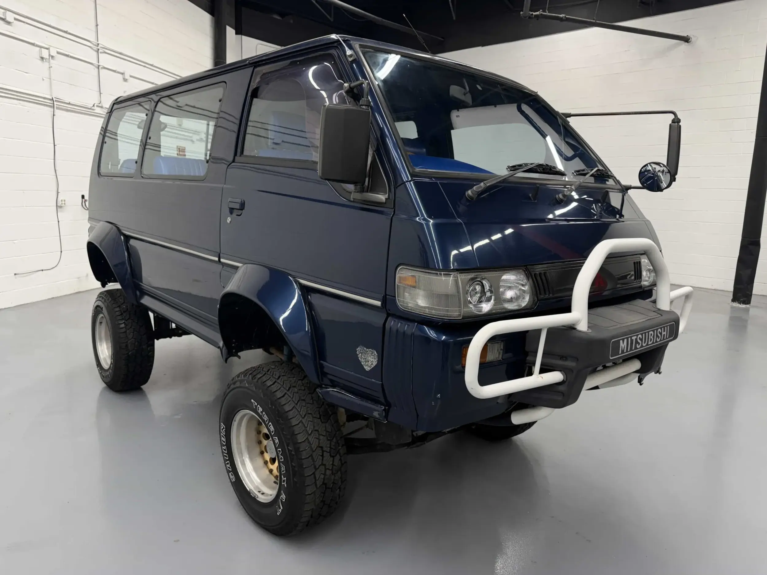 Lifted 1993 Mitsubishi Delica L300 - 2