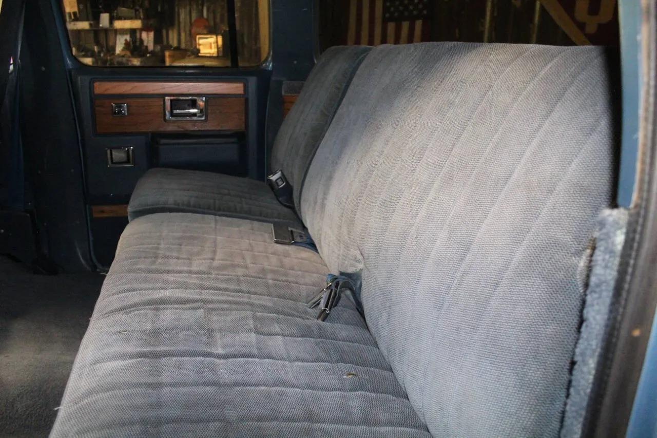 1987 Chevrolet Suburban V10 Trail Master