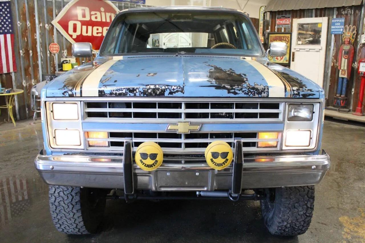 1987 Chevrolet Suburban V10 Trail Master
