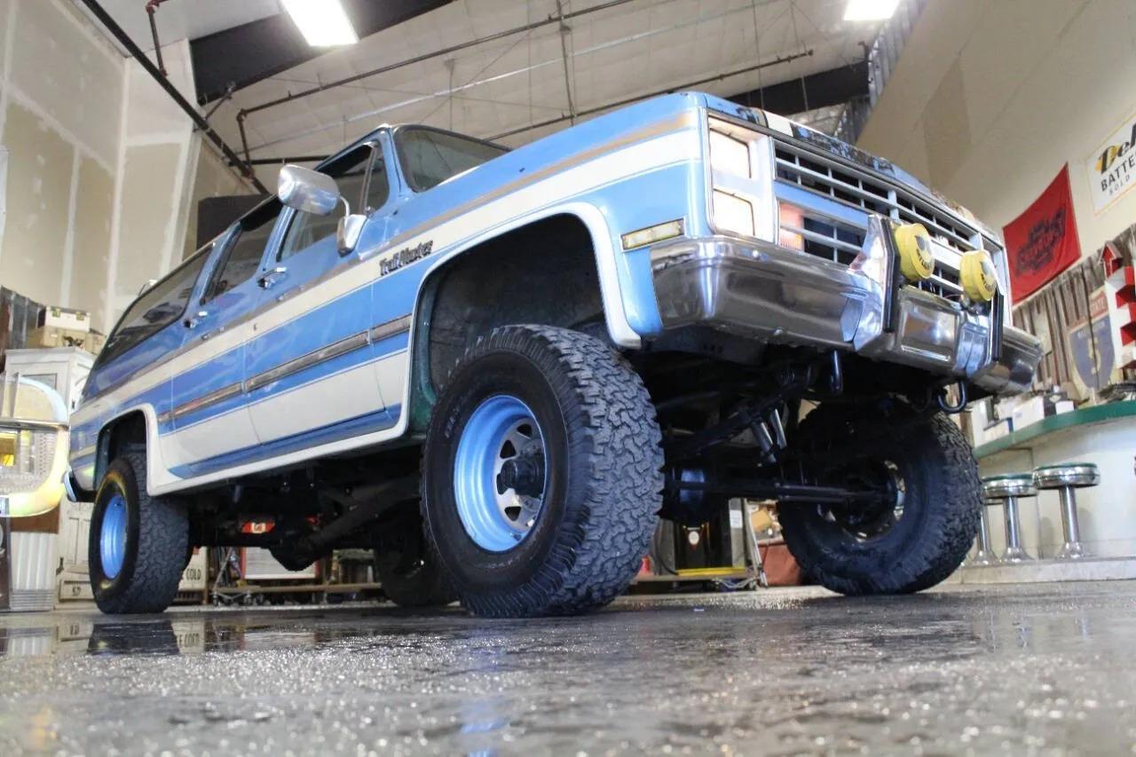 1987 Chevrolet Suburban V10 Trail Master