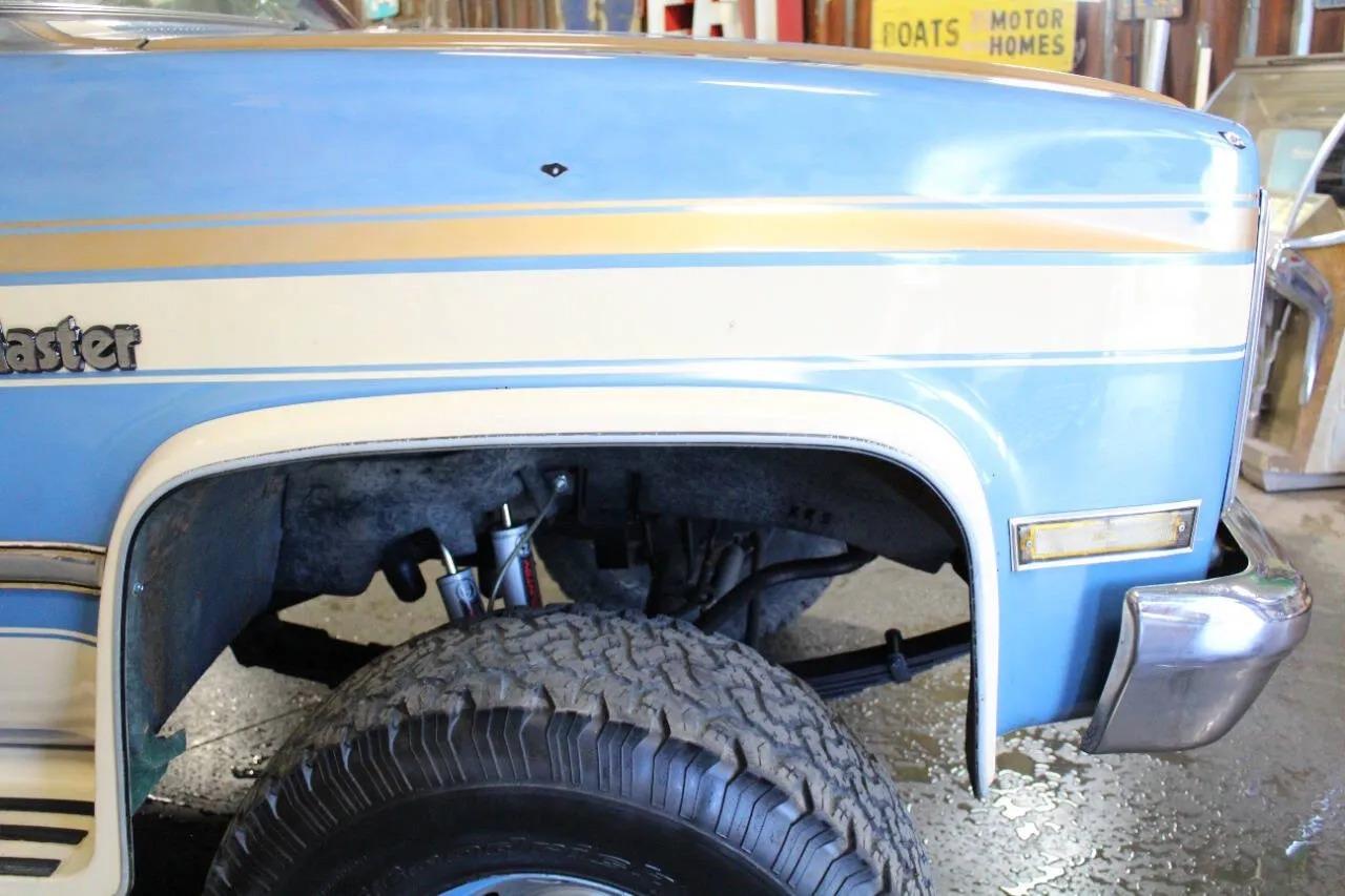 1987 Chevrolet Suburban V10 Trail Master