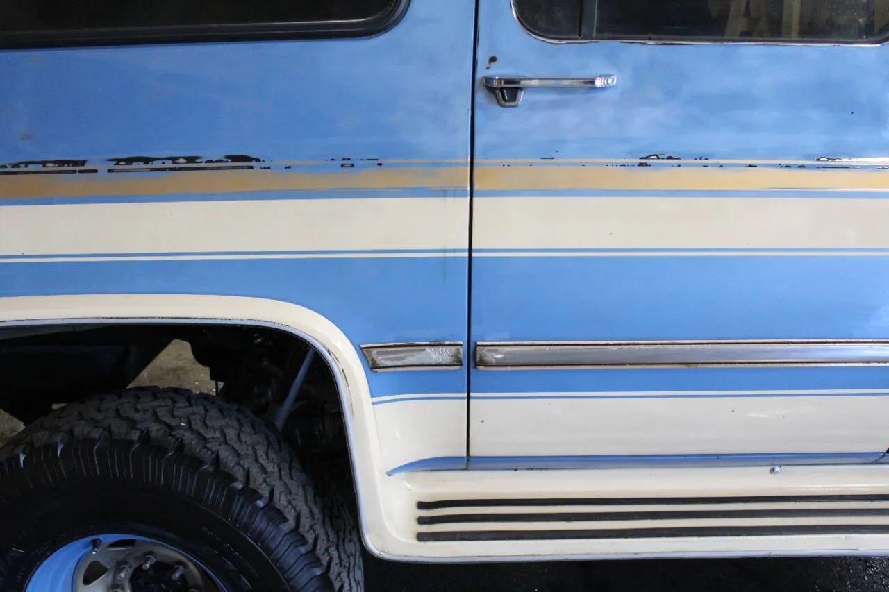 1987 Chevrolet Suburban V10 Trail Master