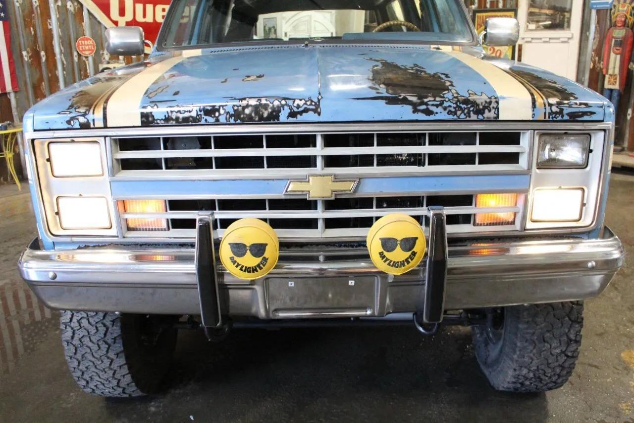 1987 Chevrolet Suburban V10 Trail Master