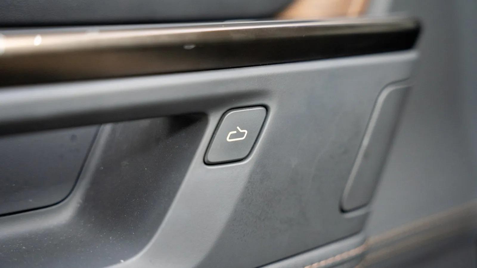 2025 Rivian R1S Premium