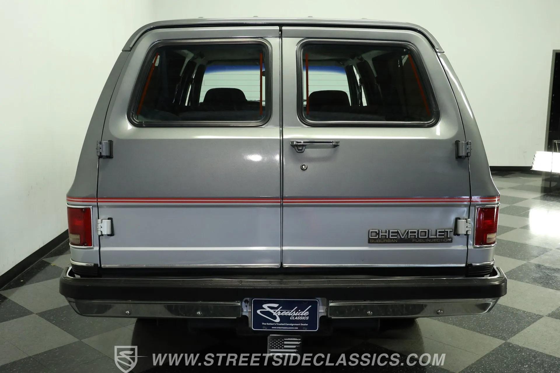 1990 Chevrolet Suburban R2500 - 3