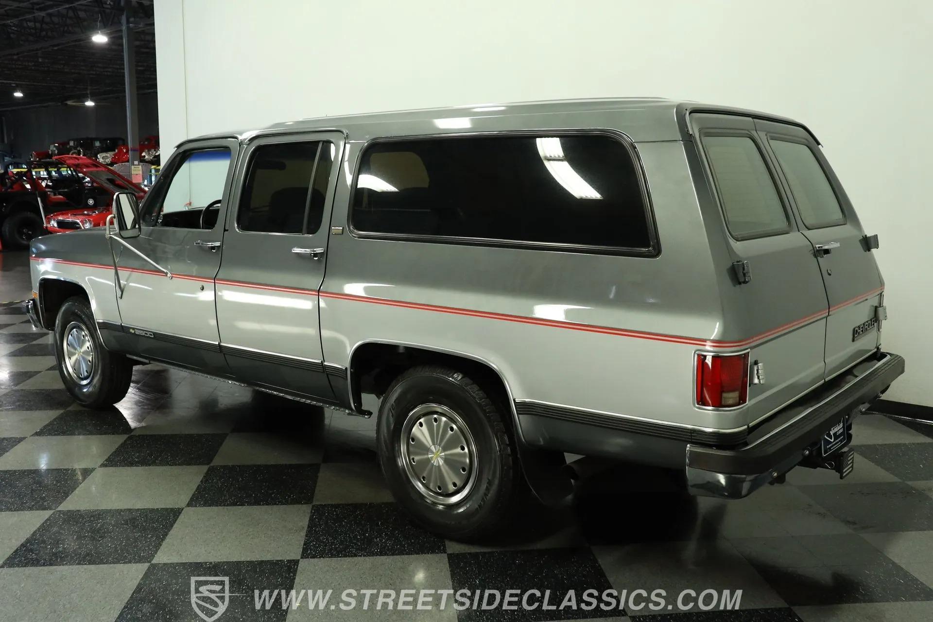 1990 Chevrolet Suburban R2500 - 4