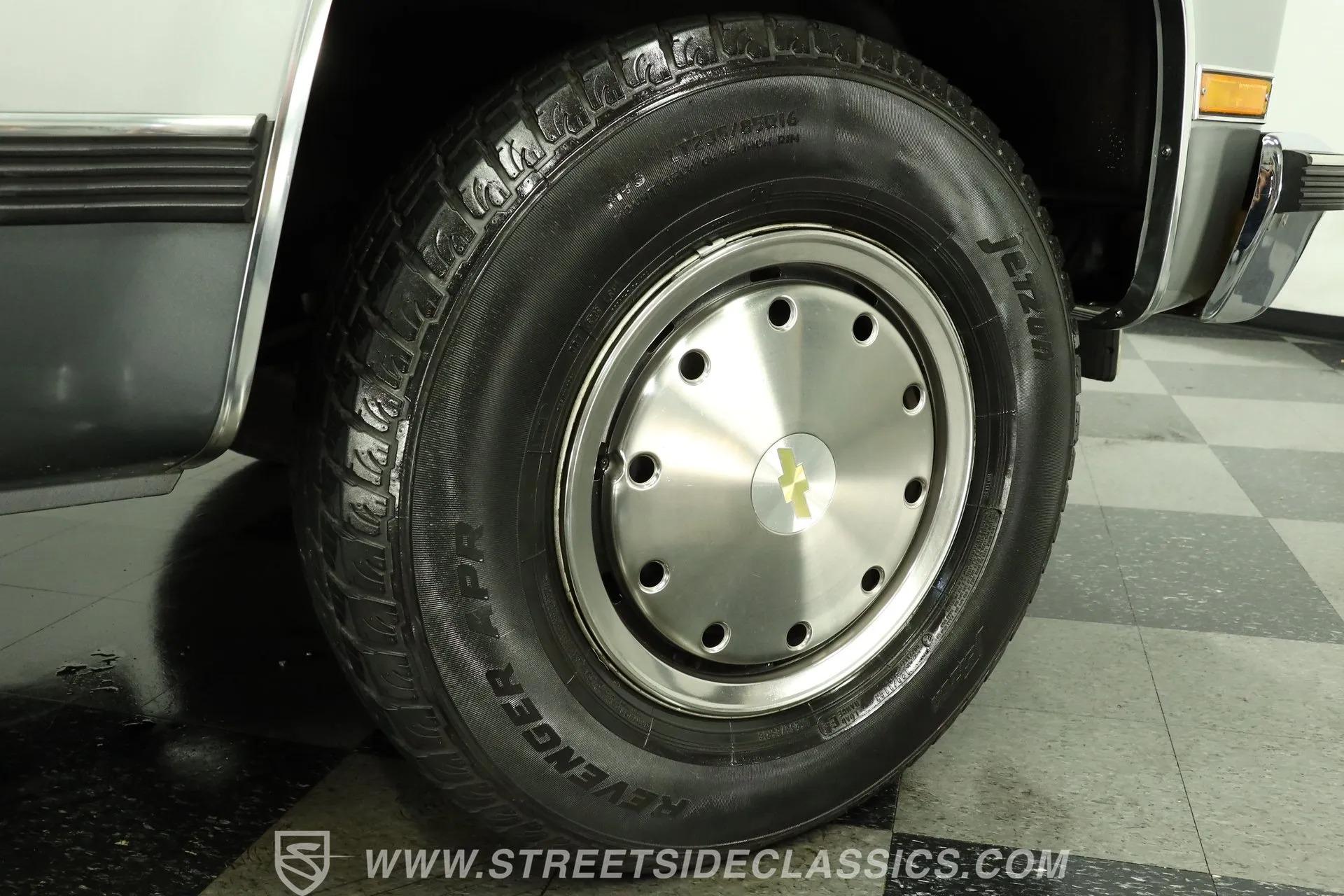 1990 Chevrolet Suburban R2500
