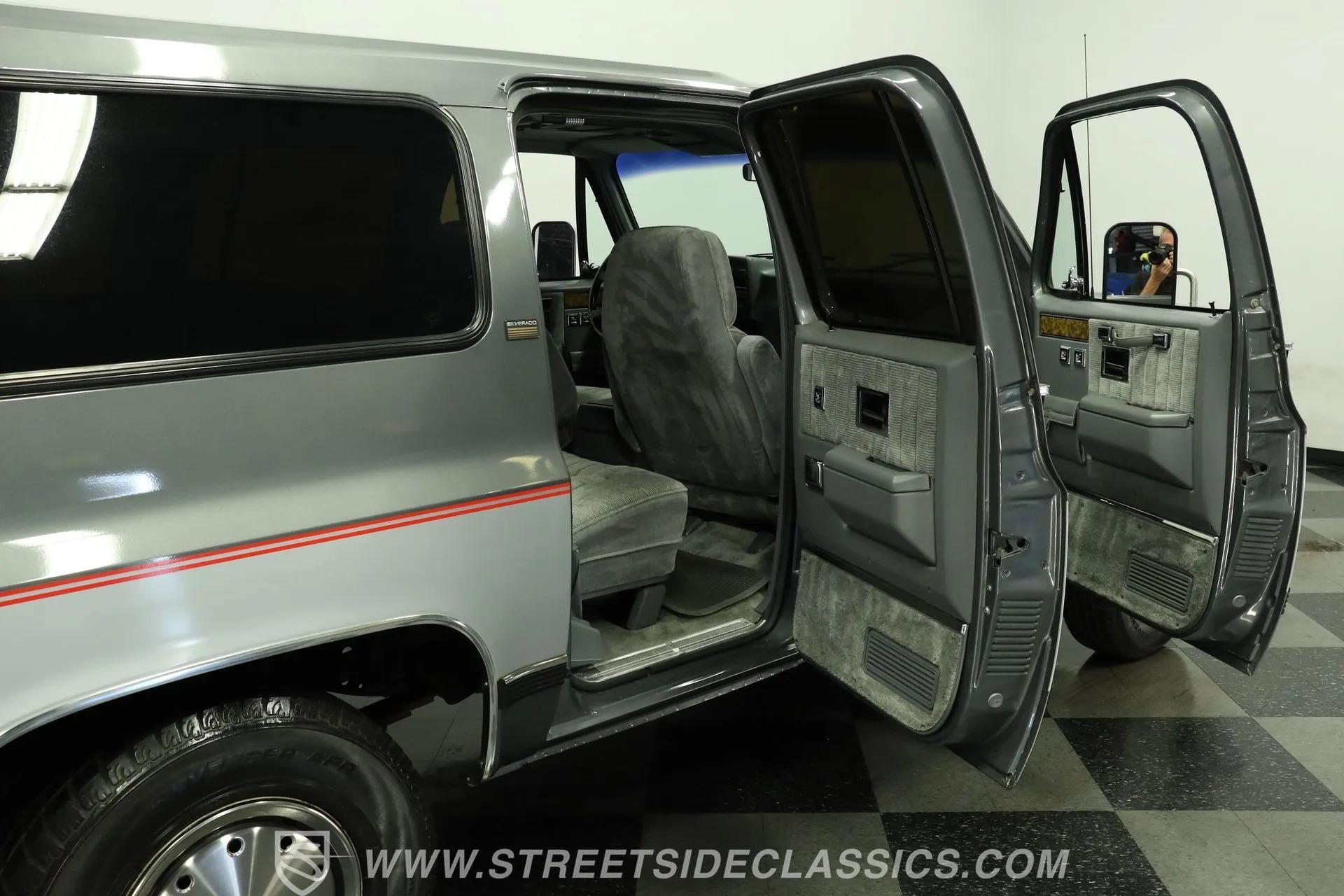 1990 Chevrolet Suburban R2500