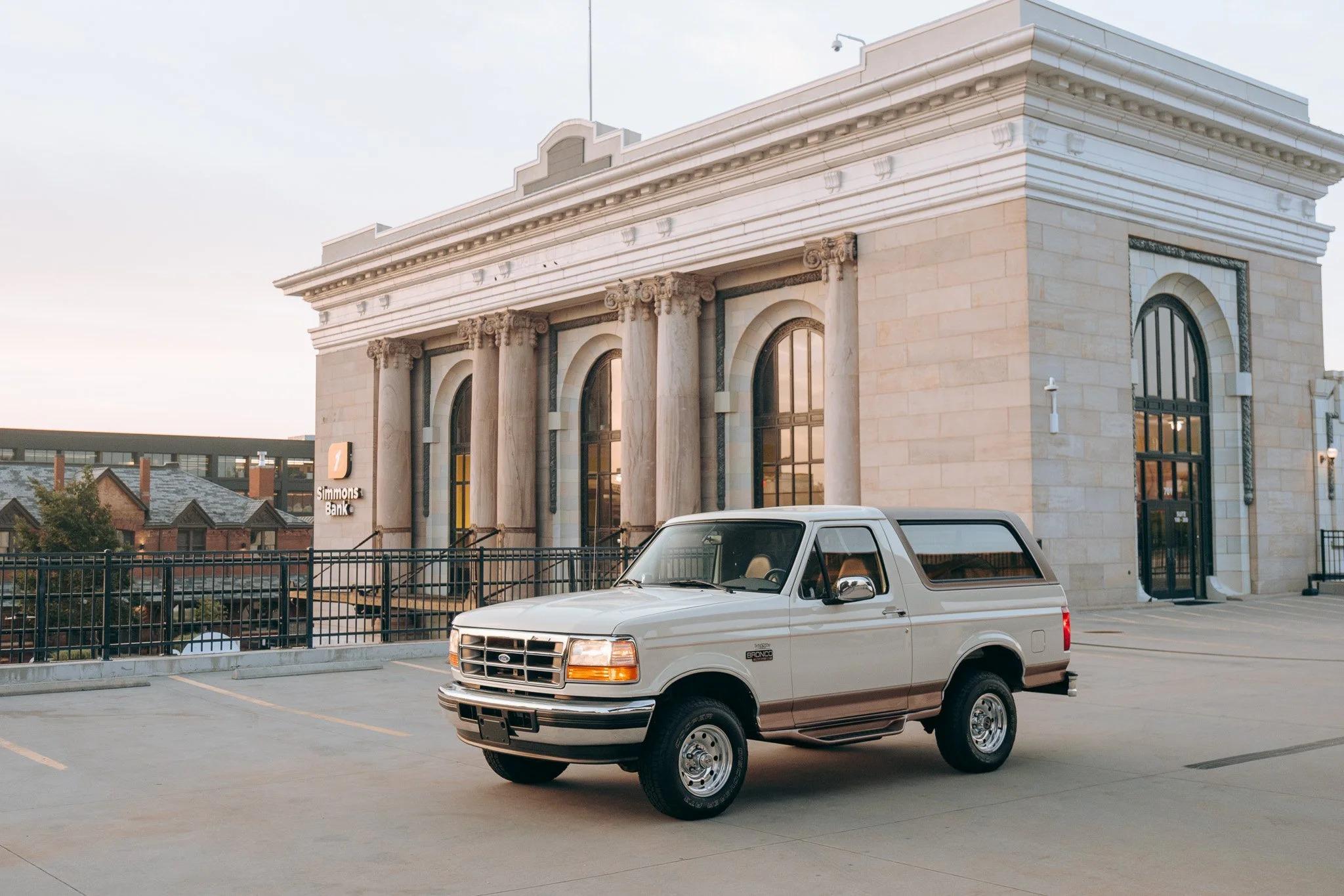 1995 Ford Bronco Eddie Bauer - 3