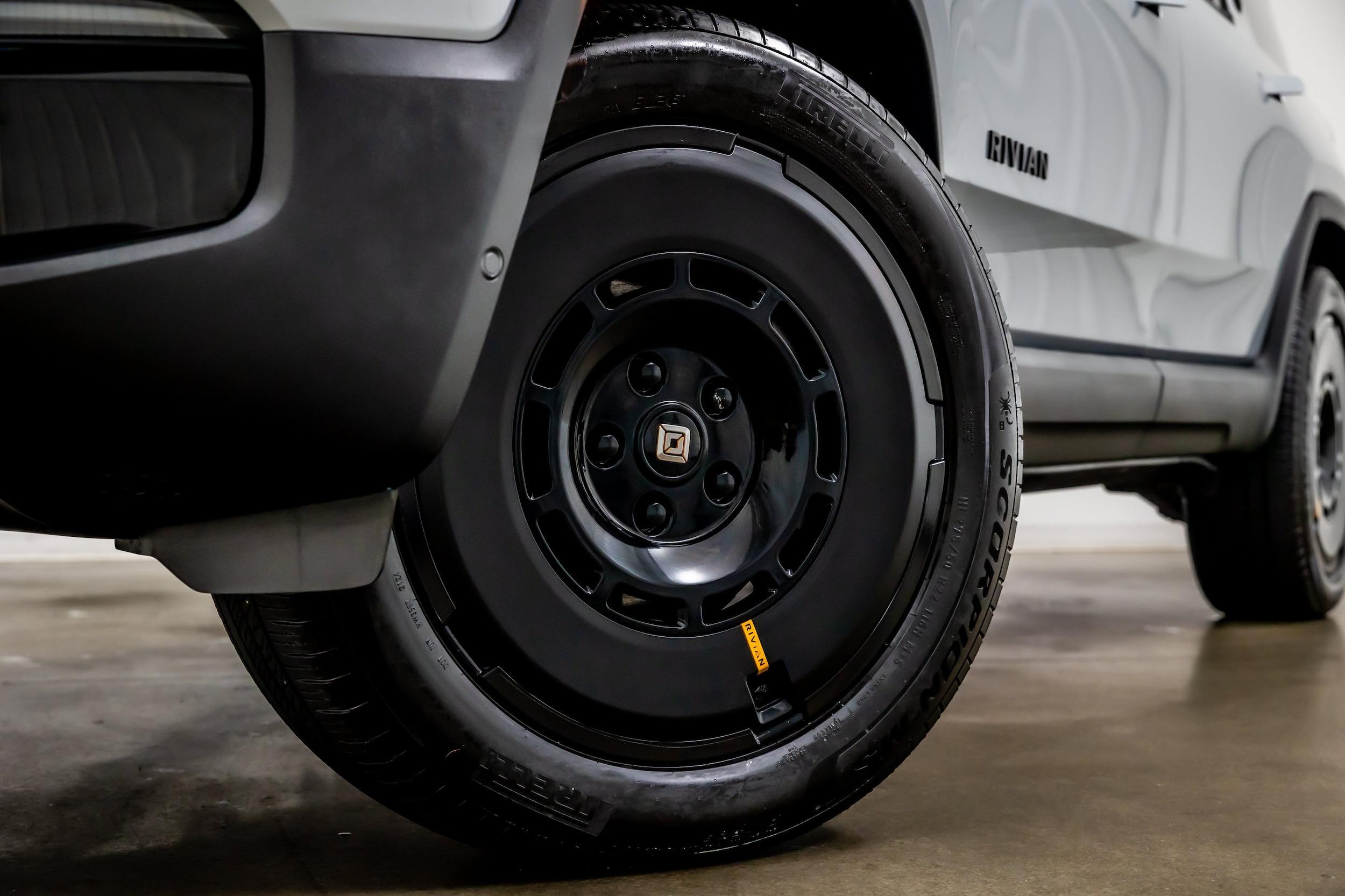 2025 Rivian R1S Adventure