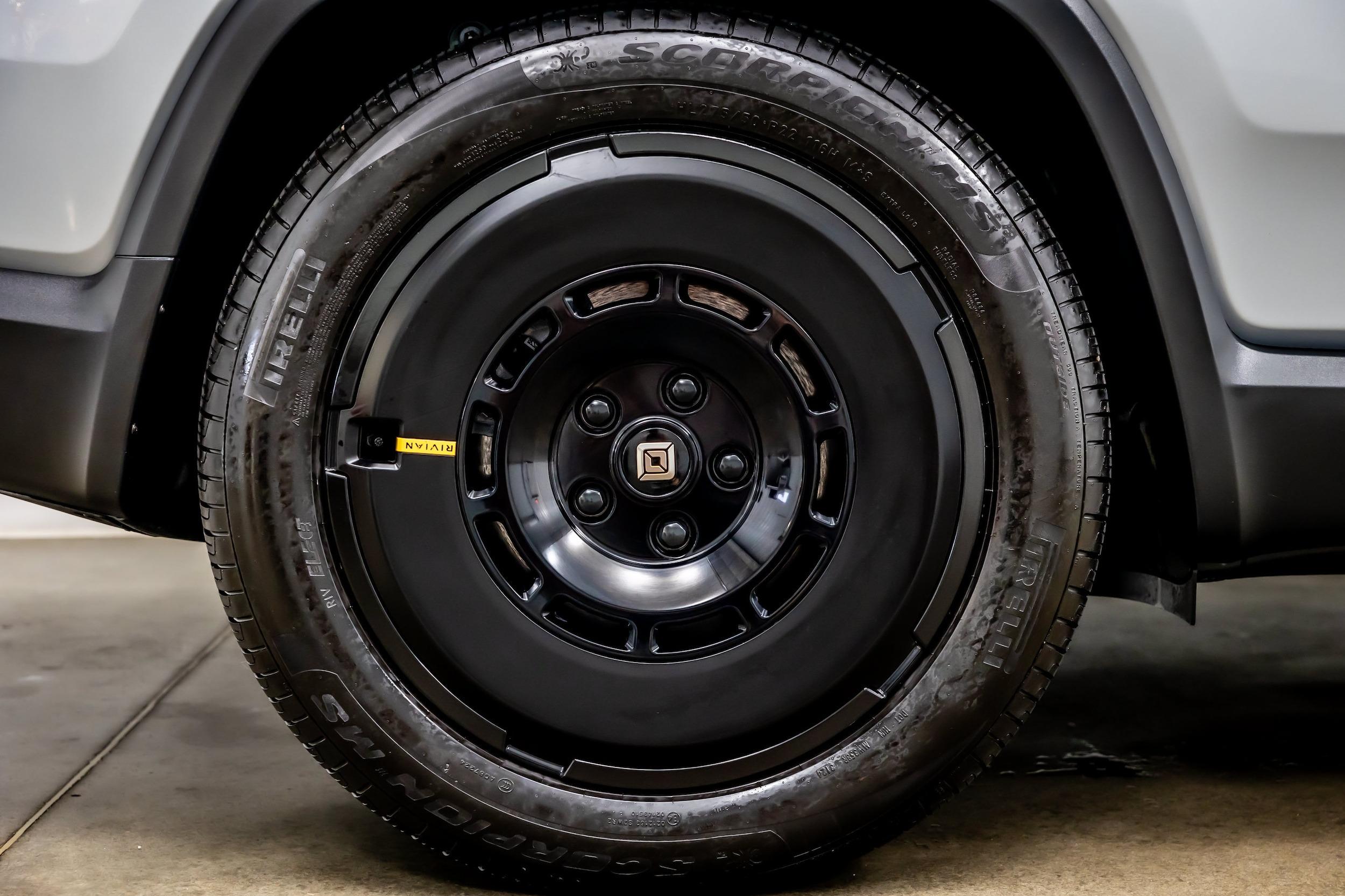 2025 Rivian R1S Adventure