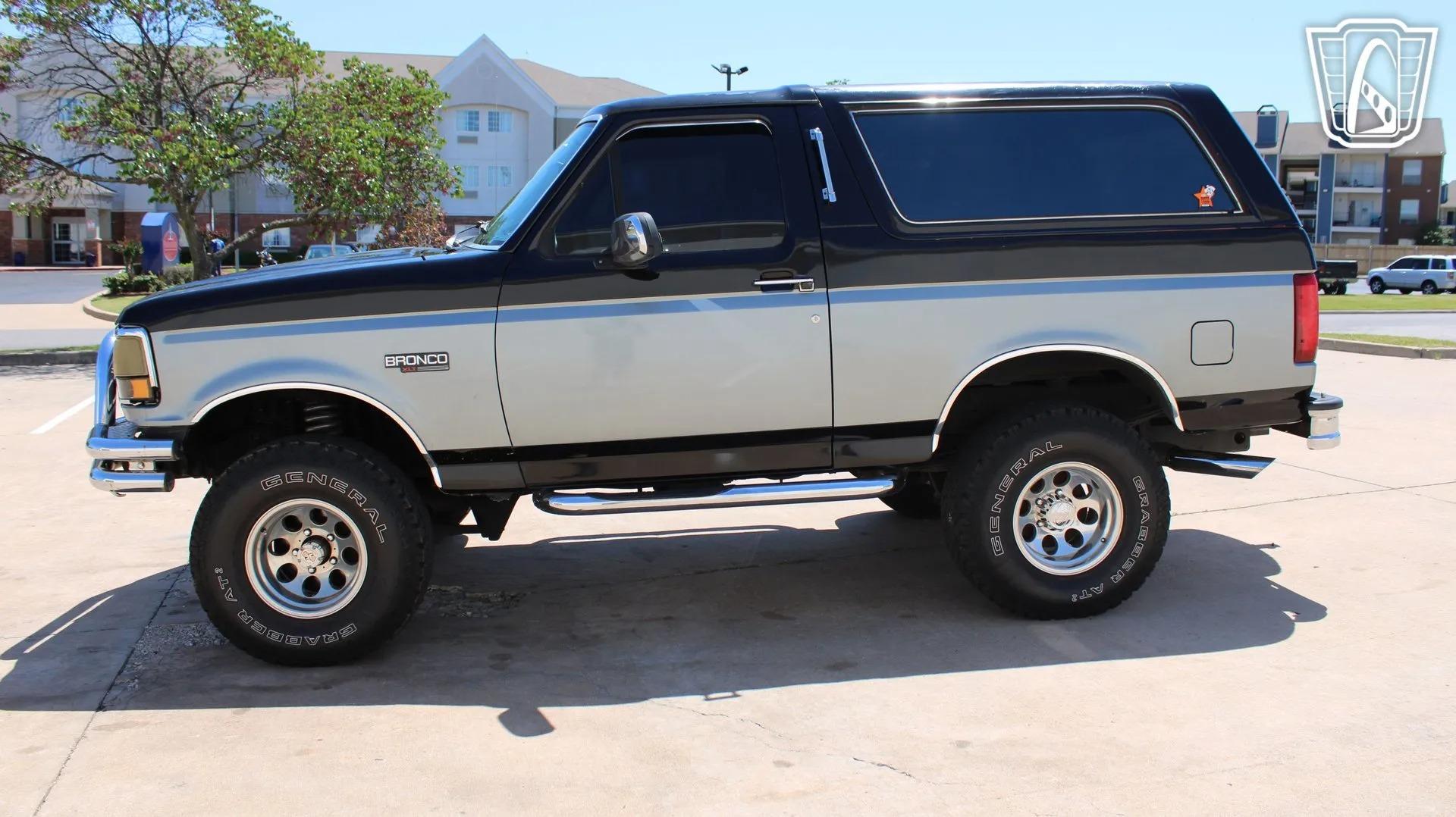 1993 Ford Bronco XLT - 3