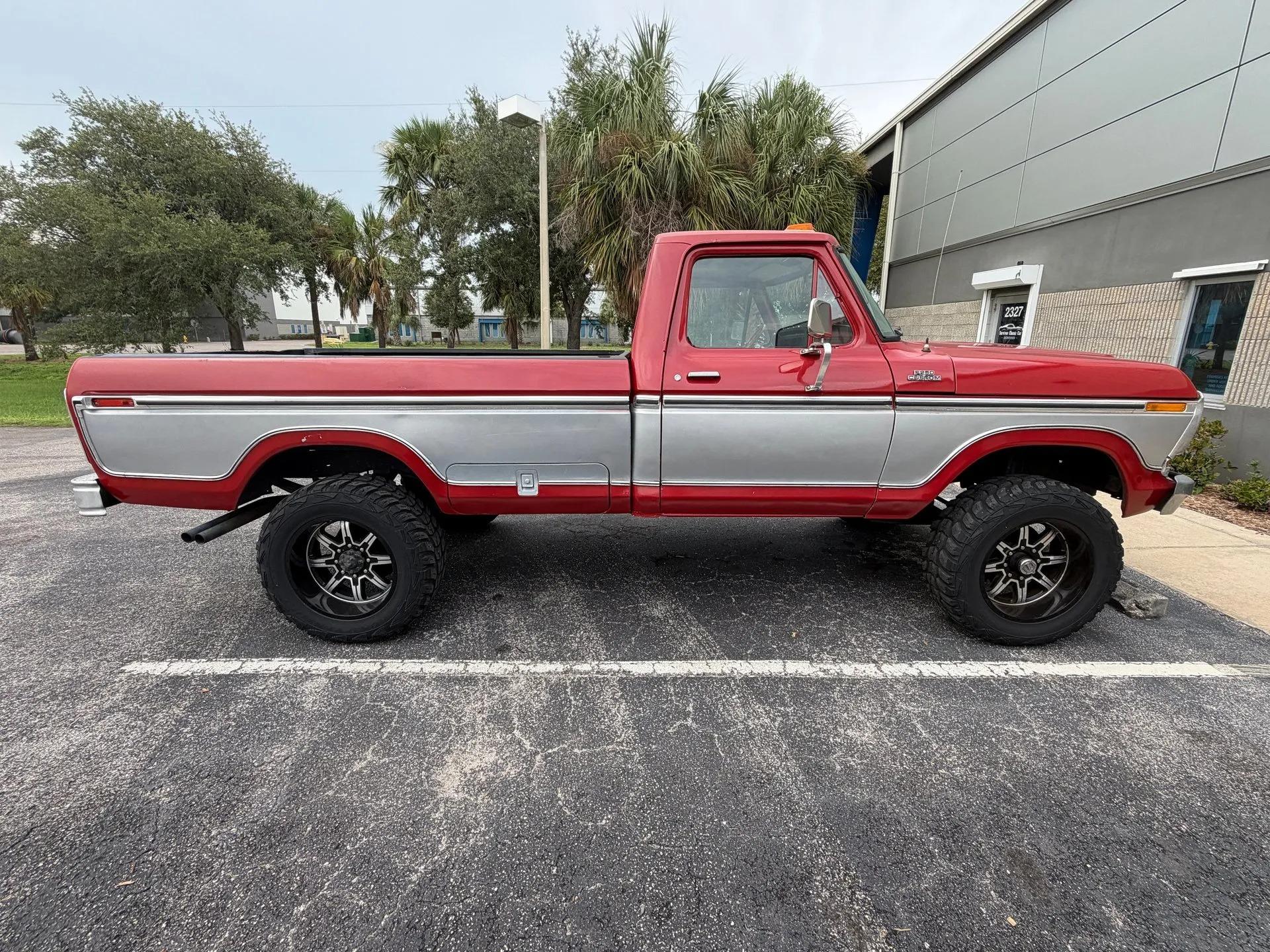 1973 Ford F-250 Custom 4x4 - 2