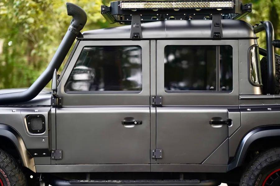 1993 Land Rover Defender “Flying Huntsman” 6x6