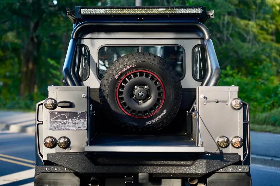 1993 Land Rover Defender “Flying Huntsman” 6x6