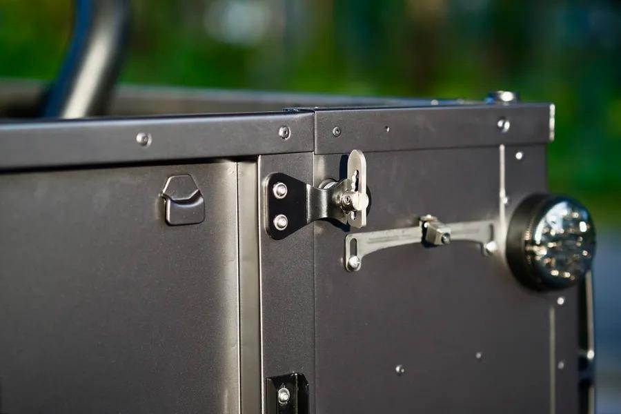 1993 Land Rover Defender “Flying Huntsman” 6x6