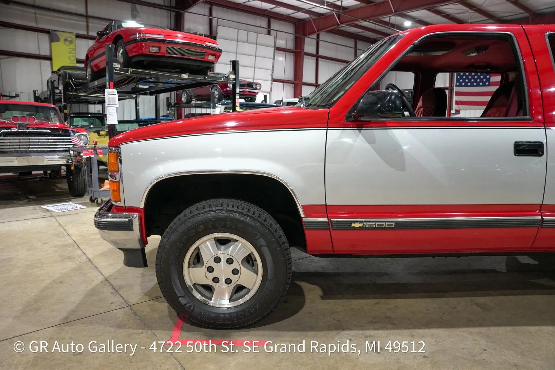1993 Chevrolet Suburban Silverado - 3
