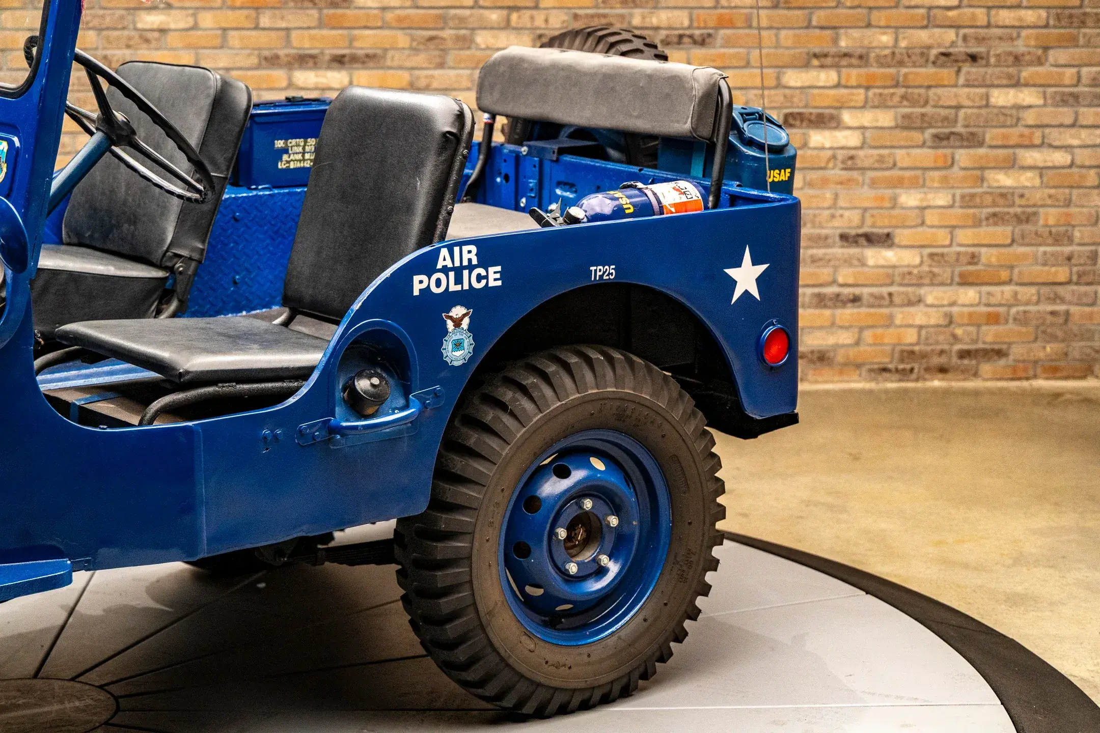 1951 Willys Jeep USAF "Air Police" - 4