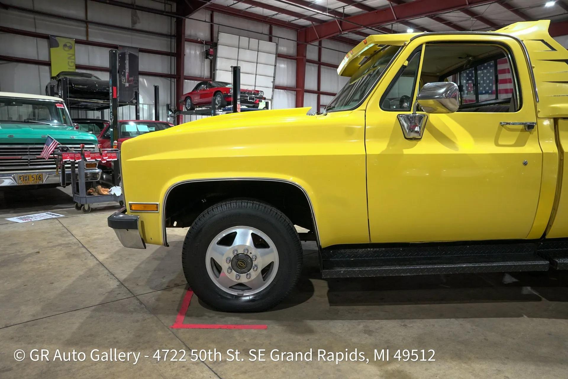 1982 GMC C2500 Classic - 4