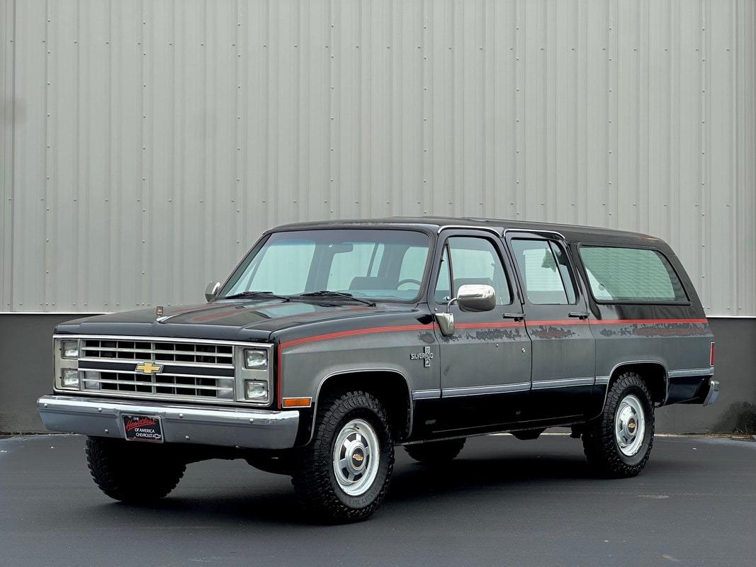 1987 Chevrolet R20 Suburban Silverado - 2