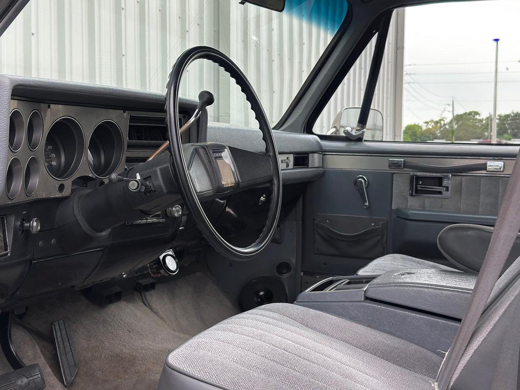 1987 Chevrolet R20 Suburban Silverado