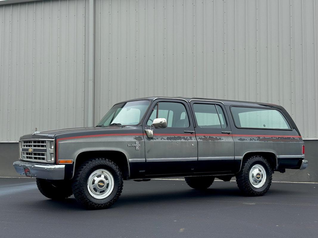 1987 Chevrolet R20 Suburban Silverado - 4
