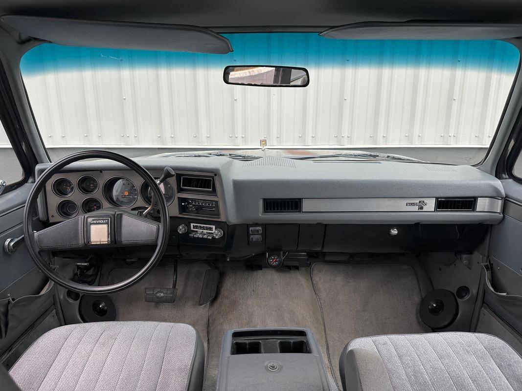 1987 Chevrolet R20 Suburban Silverado