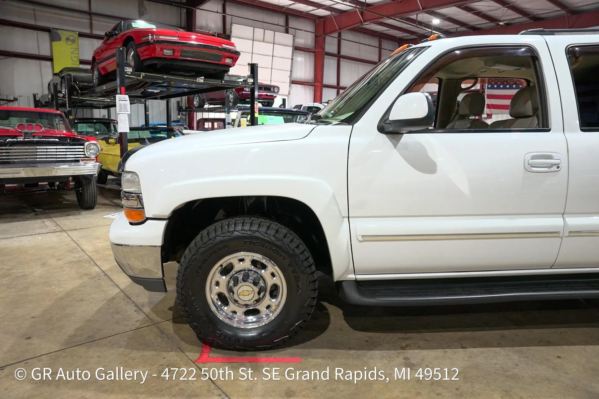 2003 Chevrolet Suburban K2500 LT - 3