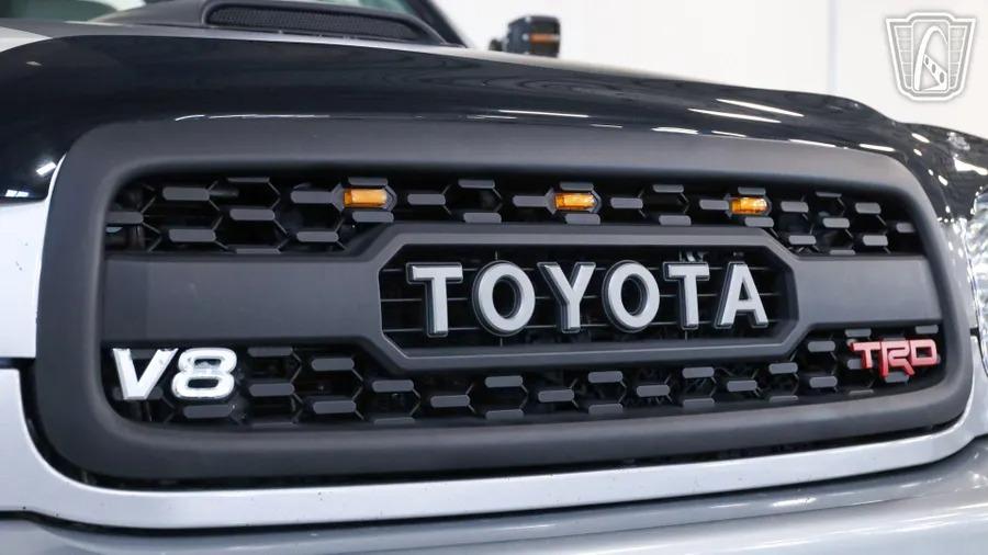 2002 Toyota Sequoia SR5