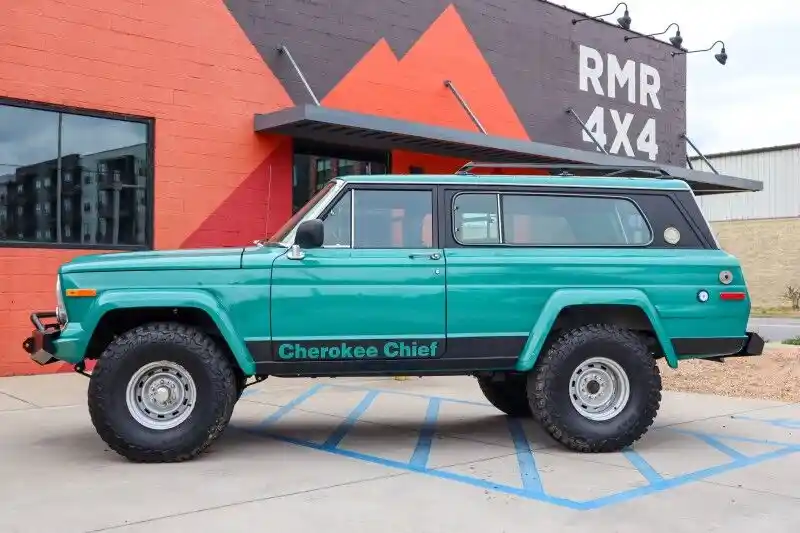 1976 Jeep Grand Cherokee Chief - 2
