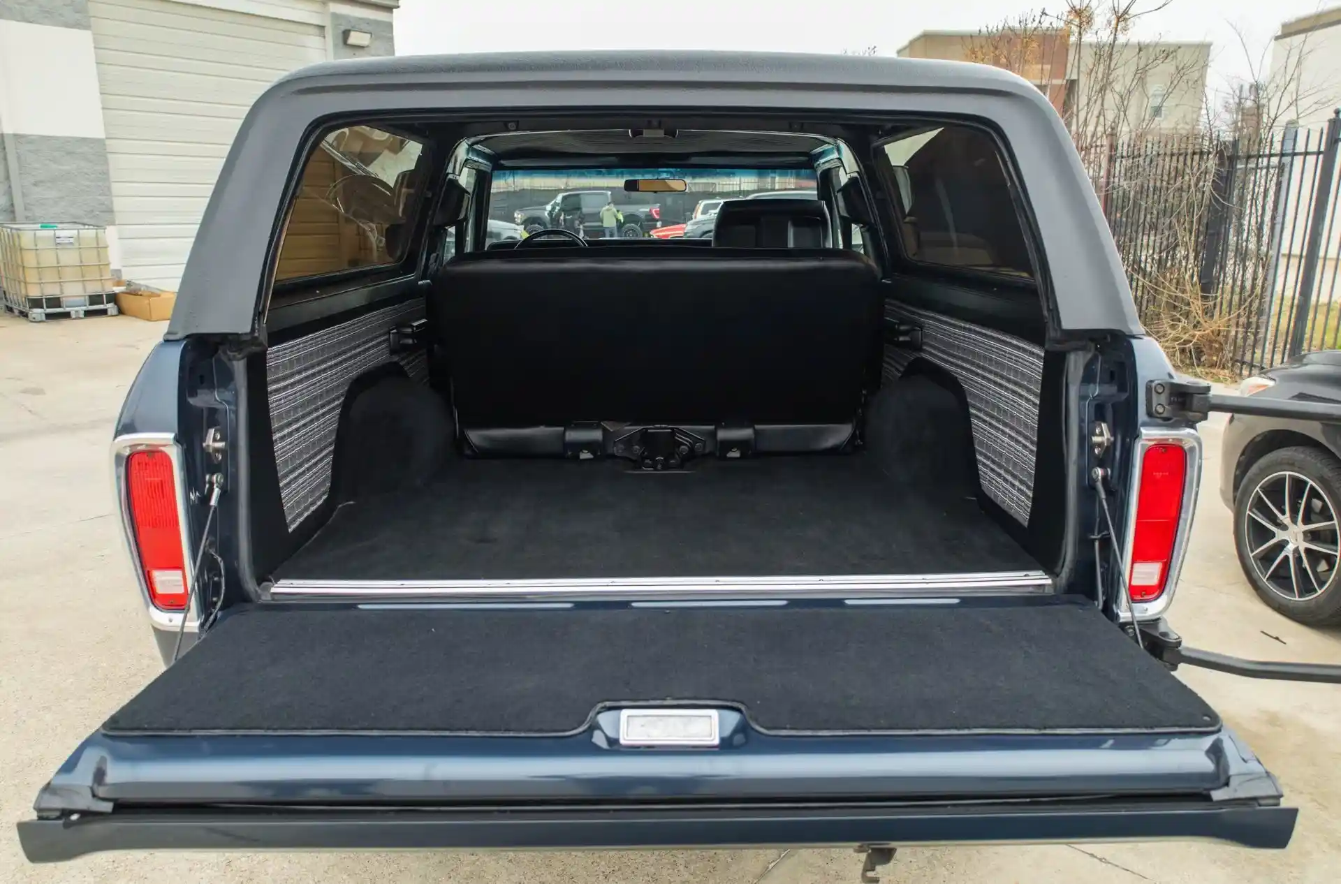 7.3L Godzilla-Powered 1978 Ford Bronco Free Wheeling