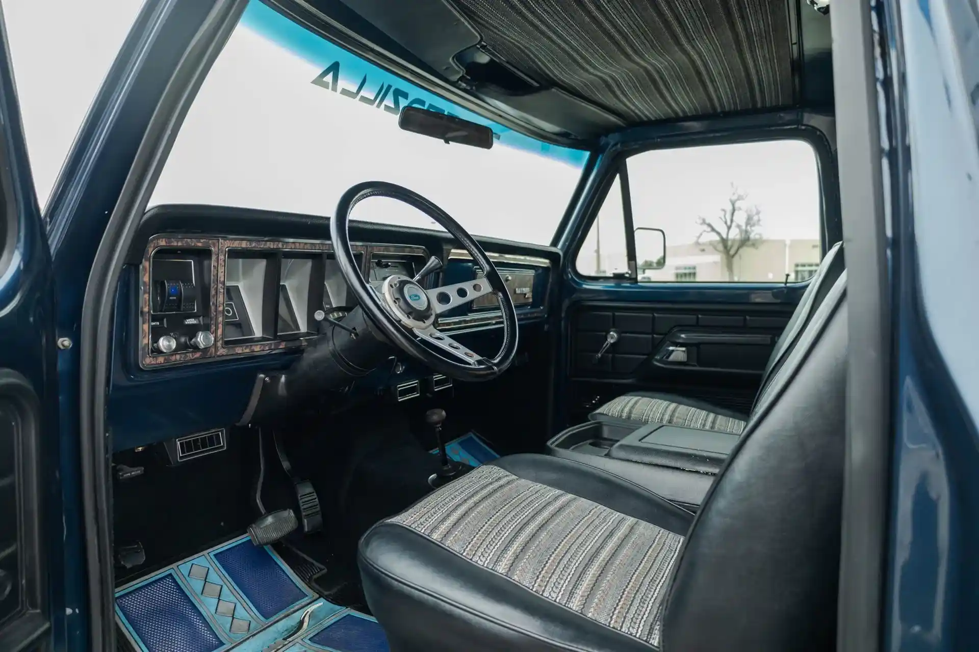 7.3L Godzilla-Powered 1978 Ford Bronco Free Wheeling