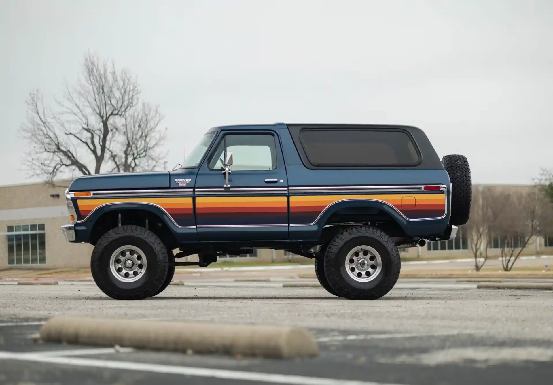 7.3L Godzilla-Powered 1978 Ford Bronco Free Wheeling