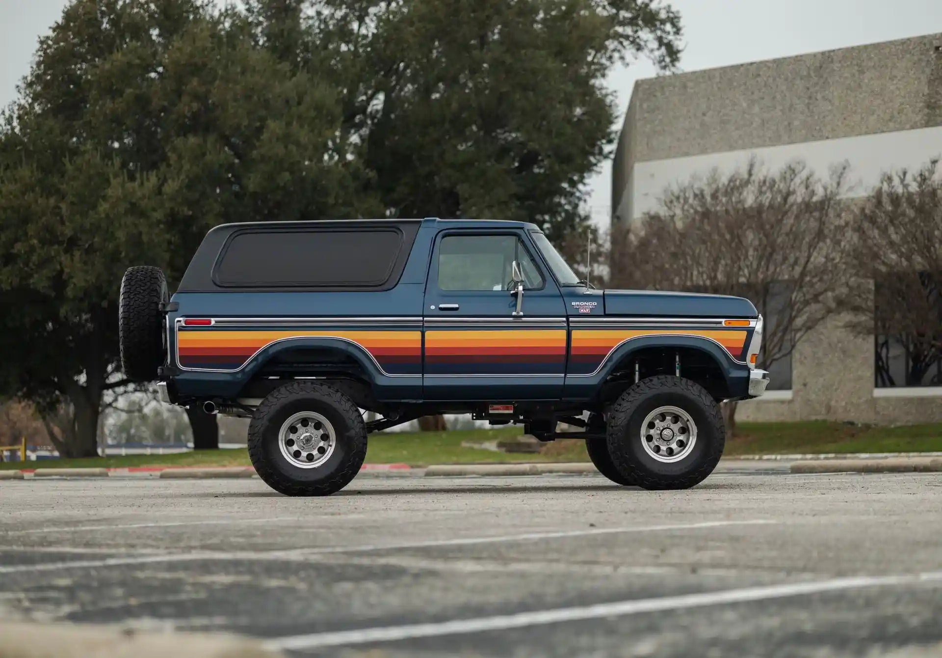 7.3L Godzilla-Powered 1978 Ford Bronco Free Wheeling