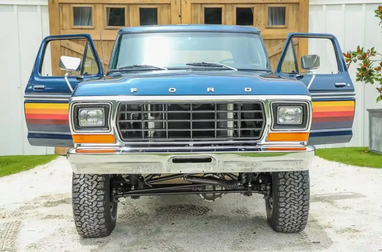 7.3L Godzilla-Powered 1978 Ford Bronco Free Wheeling