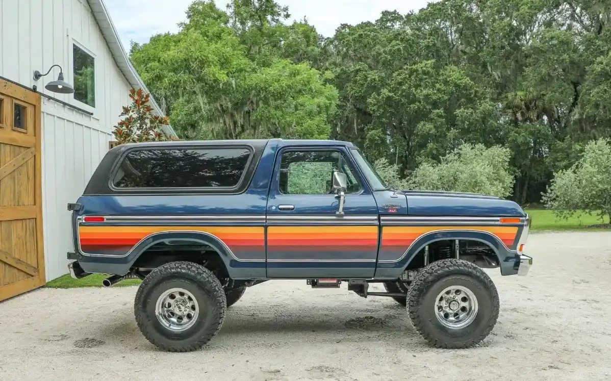 7.3L Godzilla-Powered 1978 Ford Bronco Free Wheeling