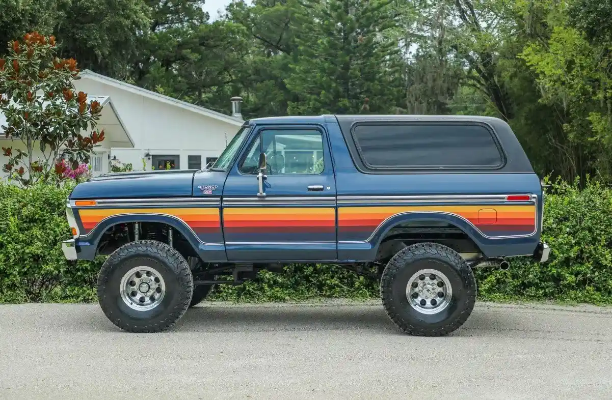 7.3L Godzilla-Powered 1978 Ford Bronco Free Wheeling