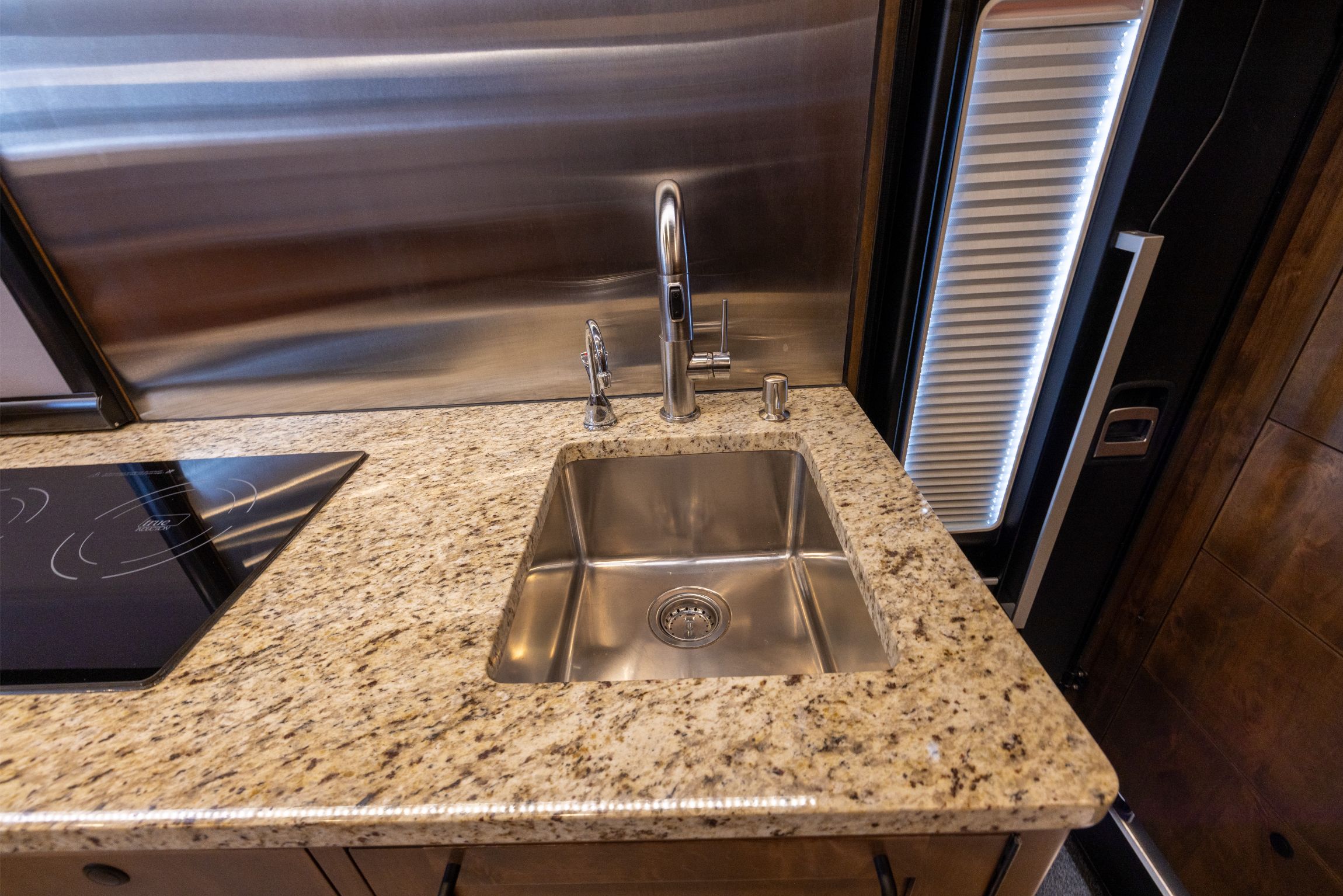 2022 EarthRoamer XV-LTi 051