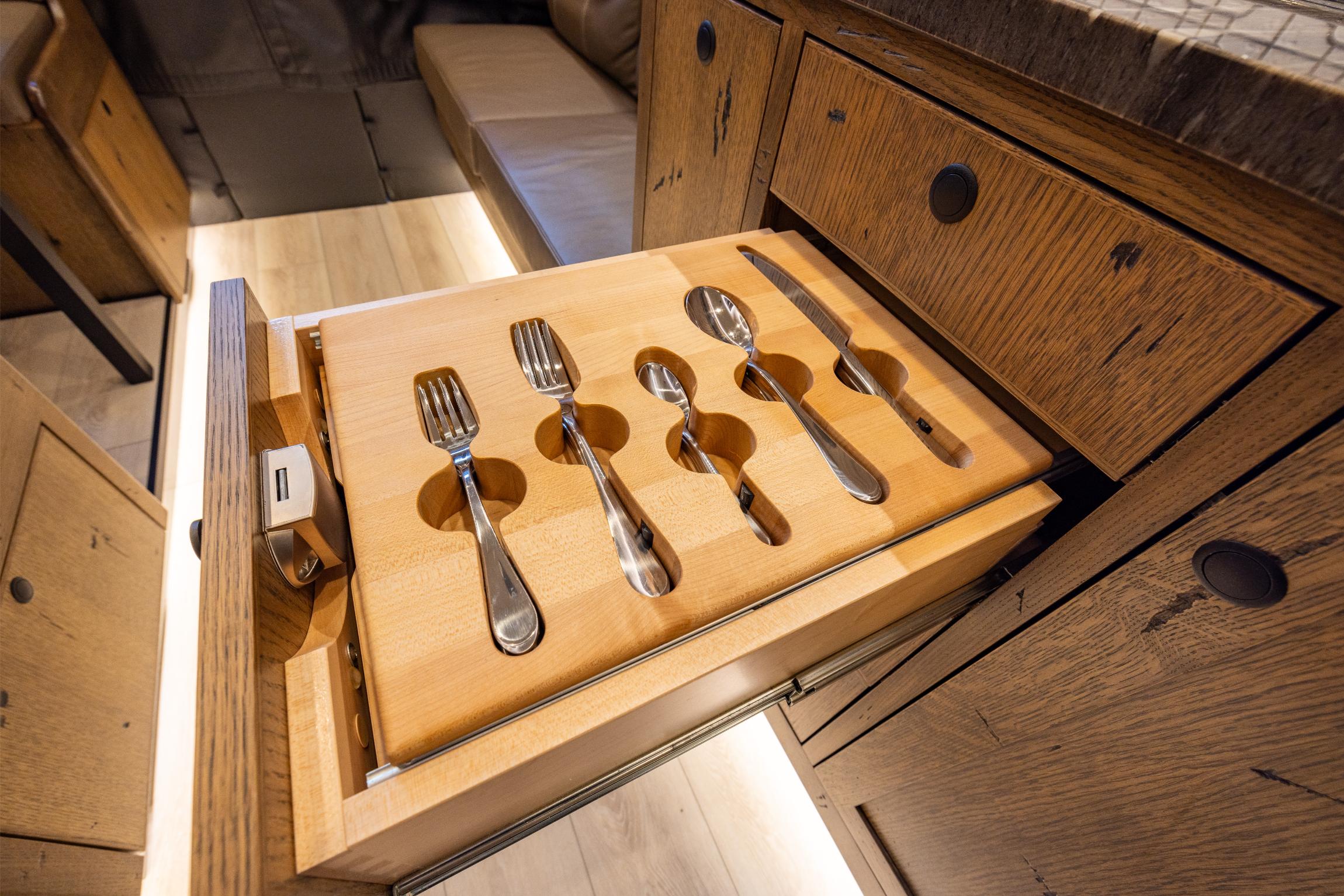 2020 EarthRoamer XV-LTi 011