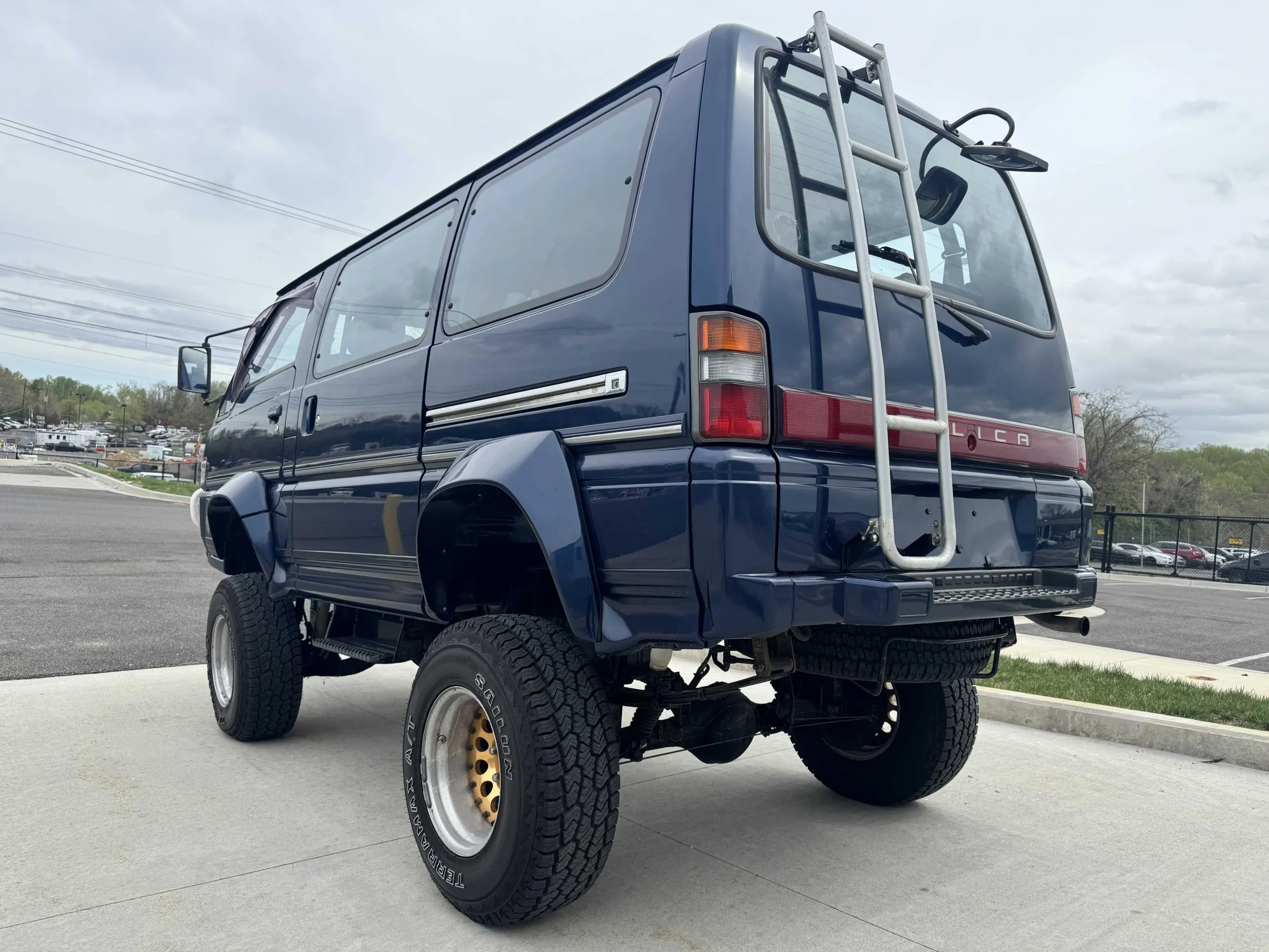 Lifted 1993 Mitsubishi Delica L300