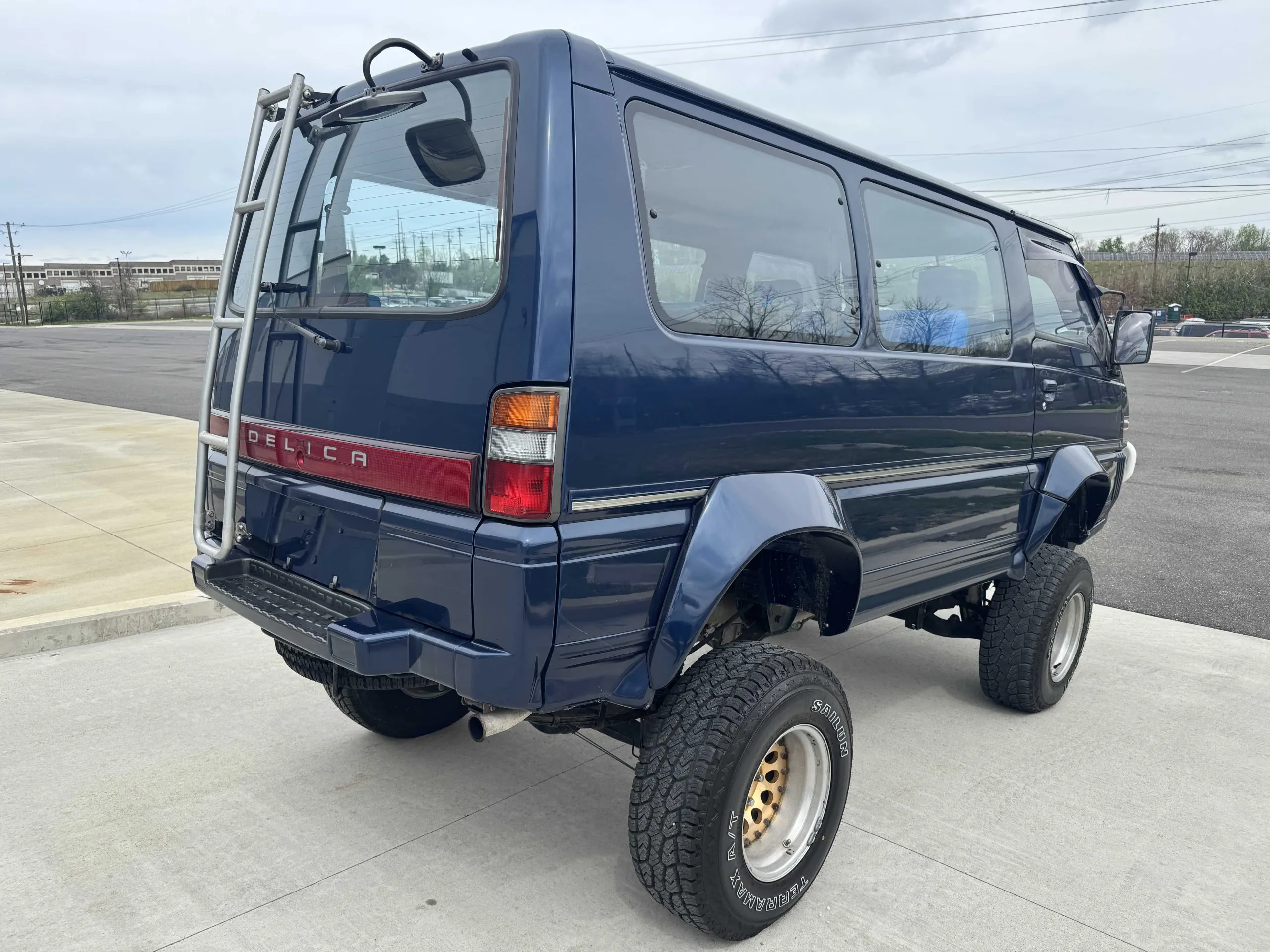 Lifted 1993 Mitsubishi Delica L300