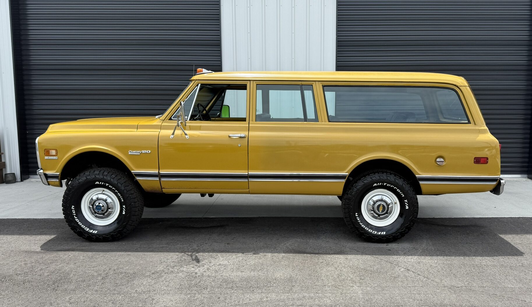 1972 Chevrolet K-20 Suburban - 3
