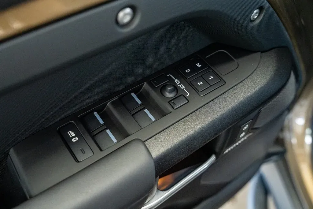 2025 Land Rover Defender 110 X