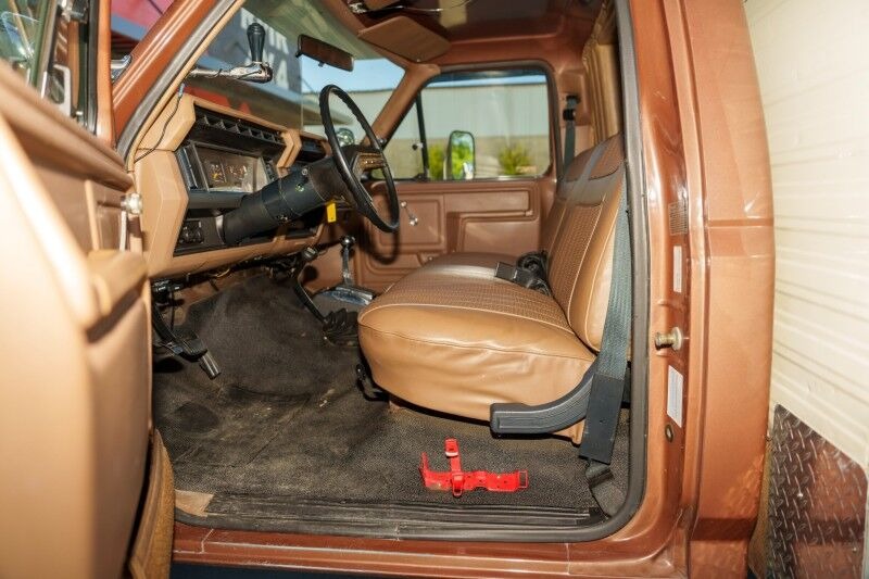1986 Ford F-350 Pickup Camper - 2