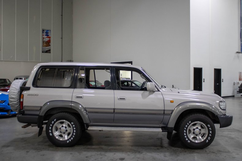 GCC Spec 1997 Toyota Land Cruiser VX-R - 3