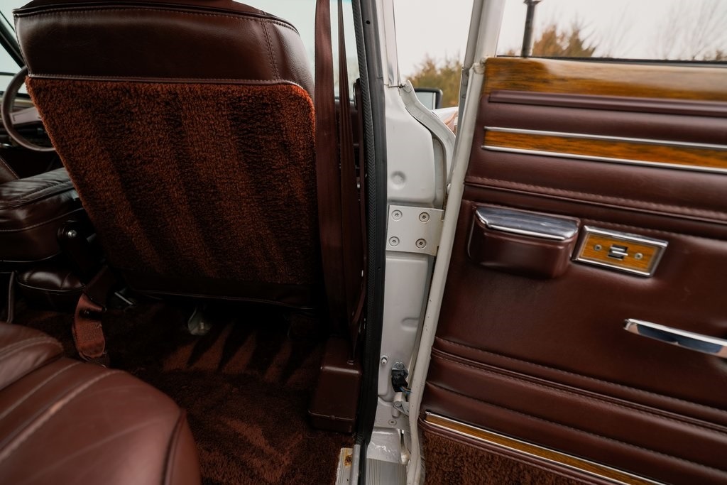 1989 Jeep Grand Wagoneer Base - 2