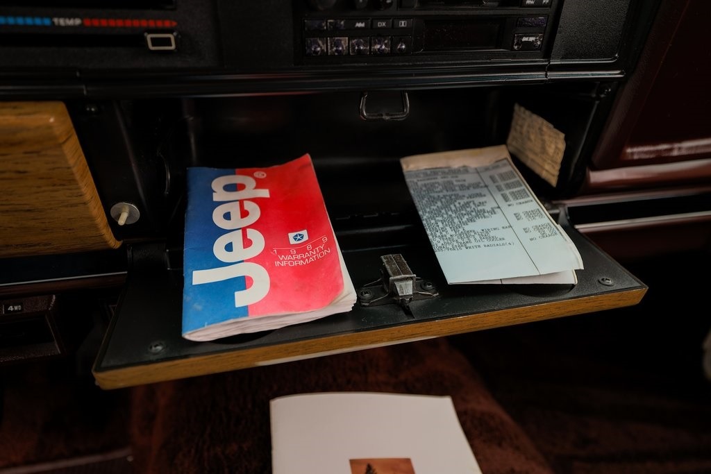 1989 Jeep Grand Wagoneer Base