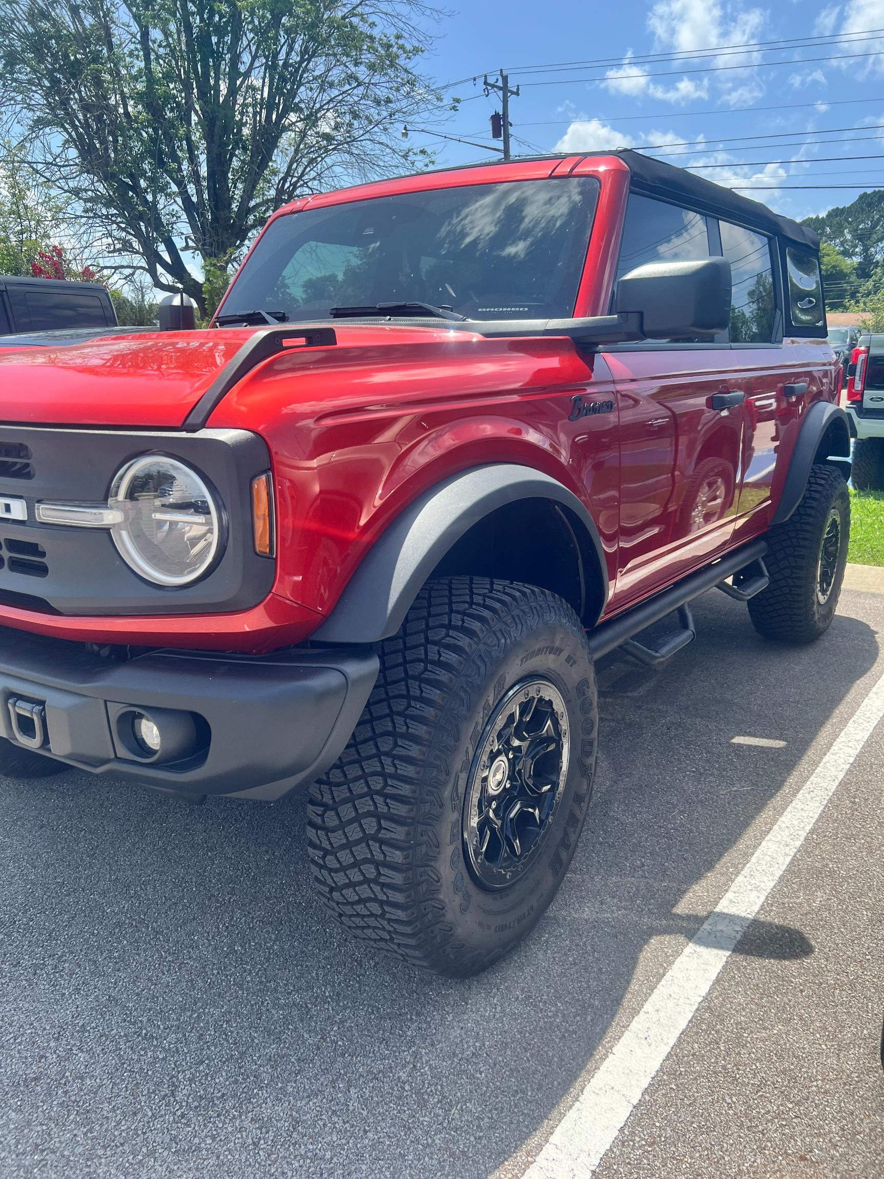 1k-Mile 2024 Ford Bronco Black Diamond - 4